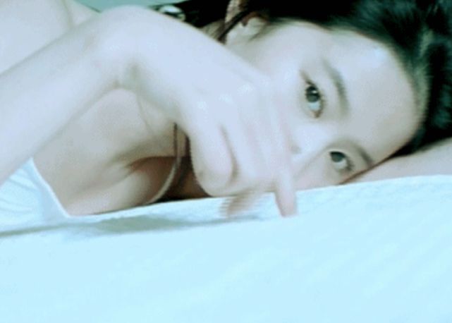 刘亦菲挑战牛奶液体裙突然掀开被子那一刻才知啥叫媚而不俗