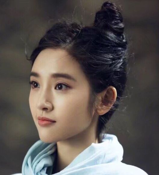 有种造型叫"牛角包",谭松韵可爱,唐艺昕清纯,热巴才是最惊艳