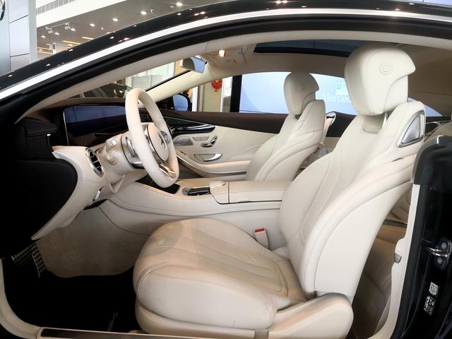 奔驰s450轿跑内饰采用nappa皮饰多功能运动型方向盘底部采用扁平设计