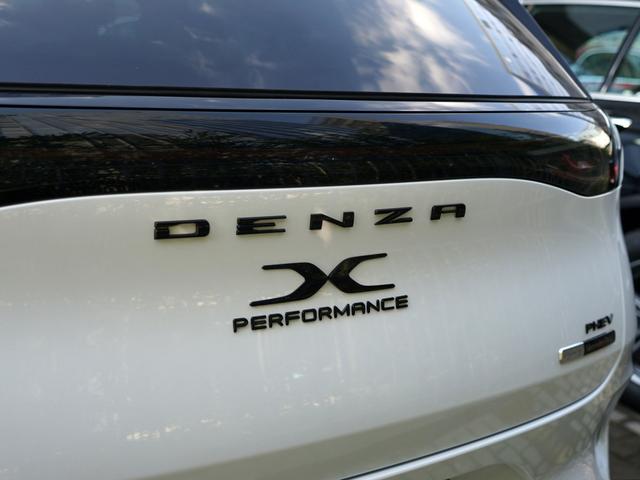 最有逼格的"比亚迪",车身带奔驰字母,与s级同店卖,30w能买