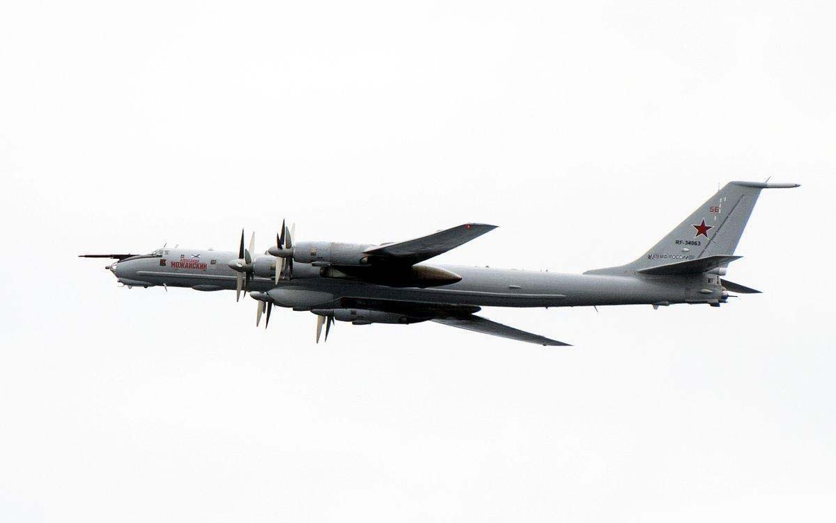 在米格-31高空高速截击机的护航下,两架战机从科拉半岛俄军基地起飞