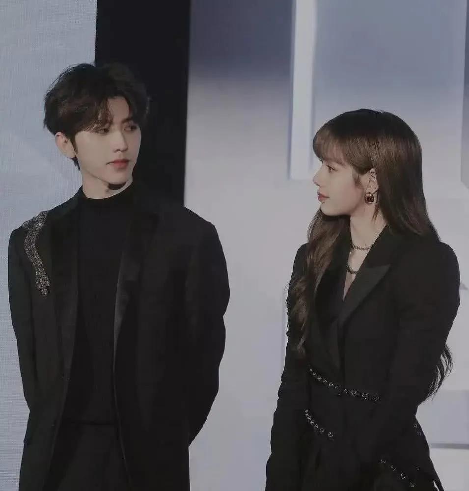 蔡徐坤lisa这对cp火了!lisa下意识娇羞捂胸口现场发糖甜到掉牙