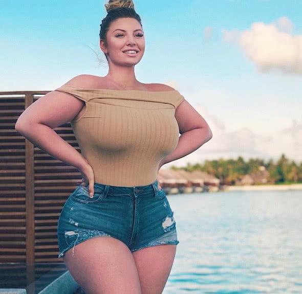 俄罗斯250斤胖妞网红成大码模特当代杨贵妃白白胖胖挺好