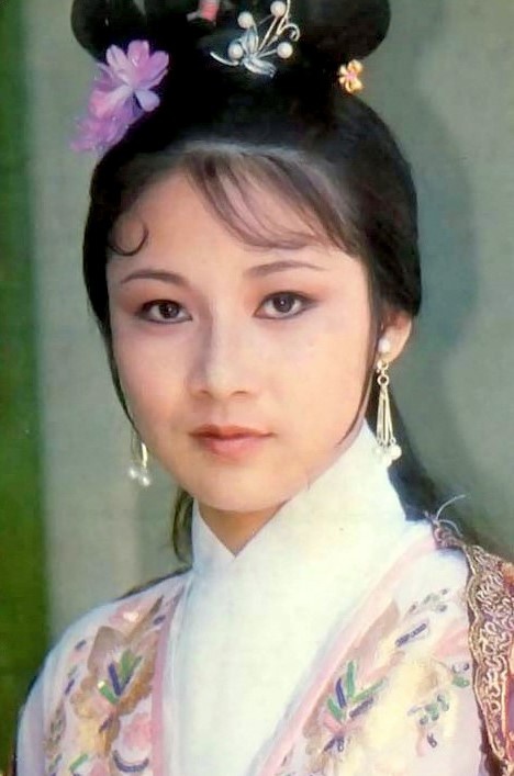 饰演伊兰的欧阳佩珊冯宝宝在这部剧里的造型剑眉入鬓,虽然也不乏英气