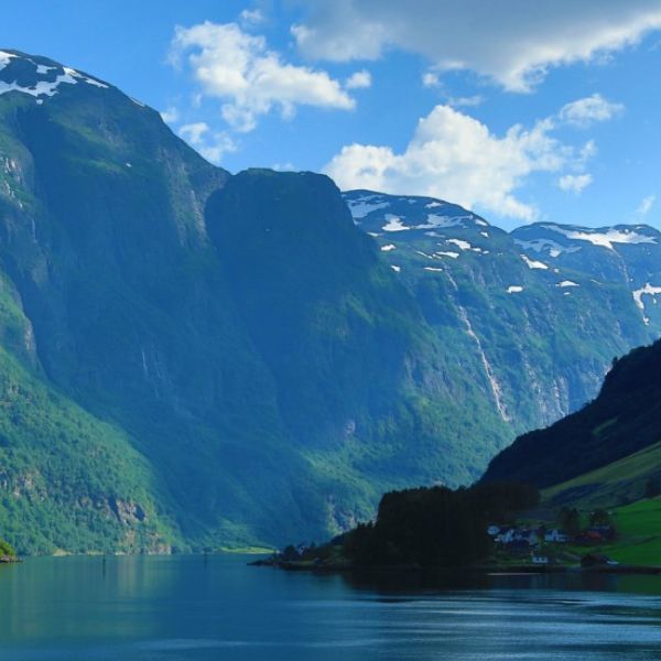 对过去挥挥手,告别之前的风风雨雨,你们心里明白,当好运来临的时候