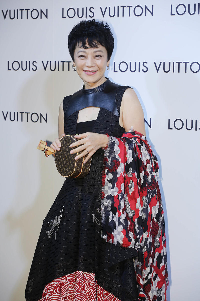 66岁张艾嘉老得很自然!黑色和红色拼接连衣裙端庄优雅,精致时髦