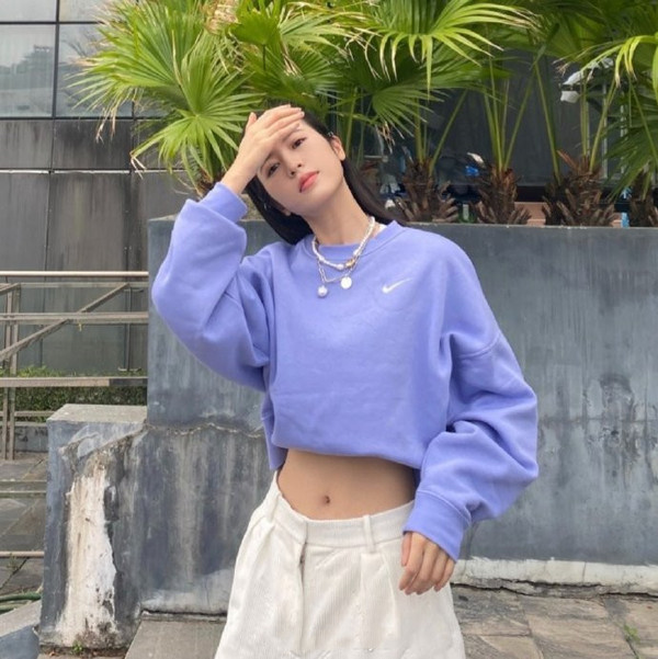 露脐装的逆袭周雨彤搭长裤尽显逆天腿长高调炫腹霸气又性感