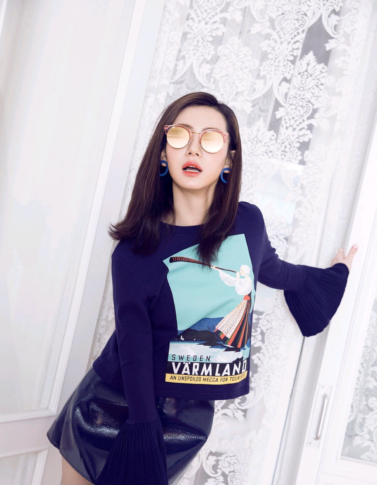 戚薇是精致女生的"代表"!身穿深蓝色t恤搭配a字短裙