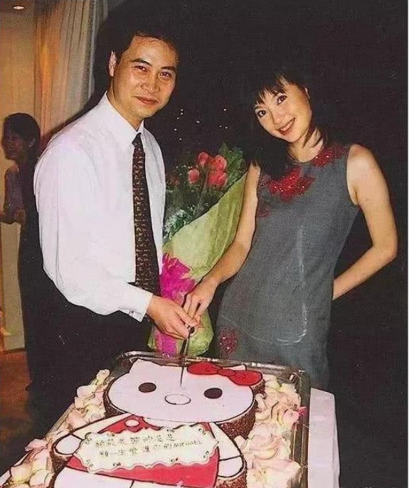 甚至与比自己小十几岁的富二代庄家彬交往有绯闻,直到现在的傅明宪