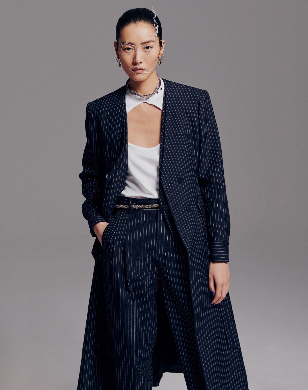 刘雯再创新造型,超长西装轻松驾驭,网友:超模就能"为所欲为"