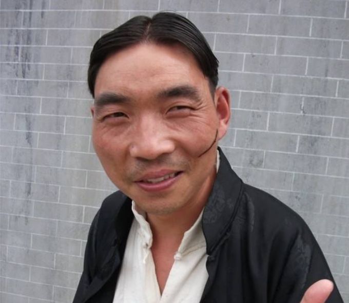 他因长相太"坏",做群演时被周星驰发掘,如今在横店买房买车