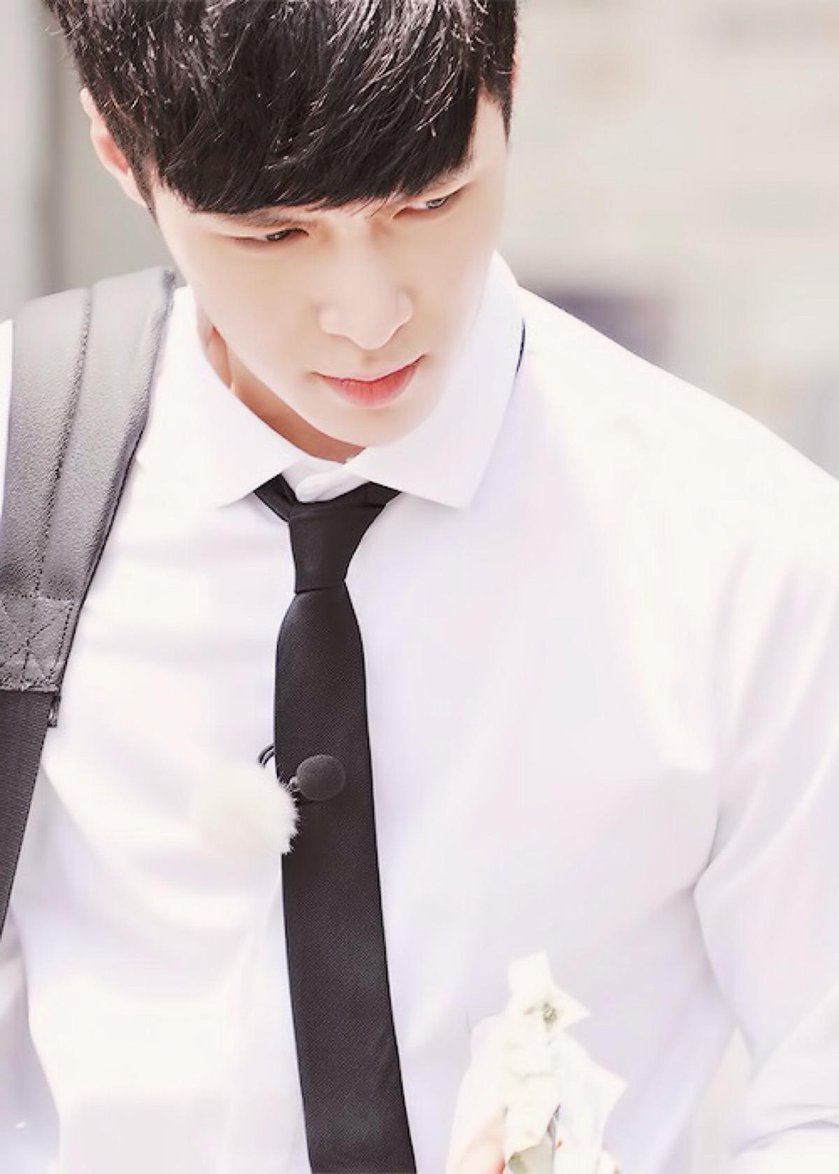 张艺兴白色衬衫慵懒迷人,完美诠释高贵公子风!