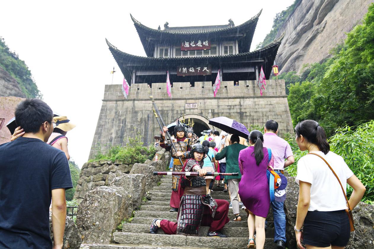 剑门处在金牛道的最险要处,立石为门,修筑关楼(剑阁),成为重要的军事