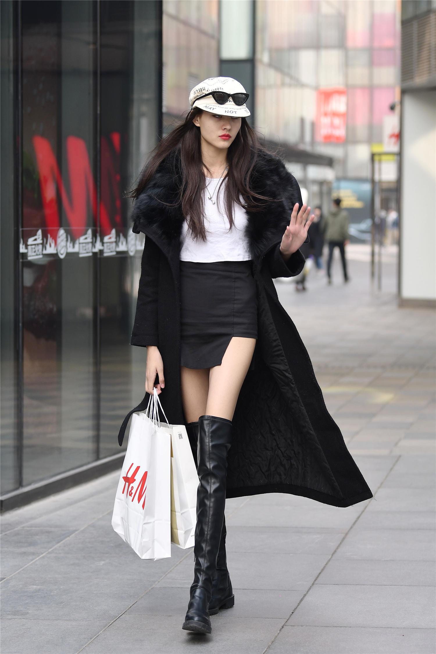 高腰裙搭配长筒皮靴一款风衣穿出风度春天穿着时尚漂亮