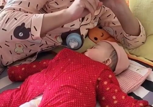 老爸"冒充"宝妈胸口喂奶火了