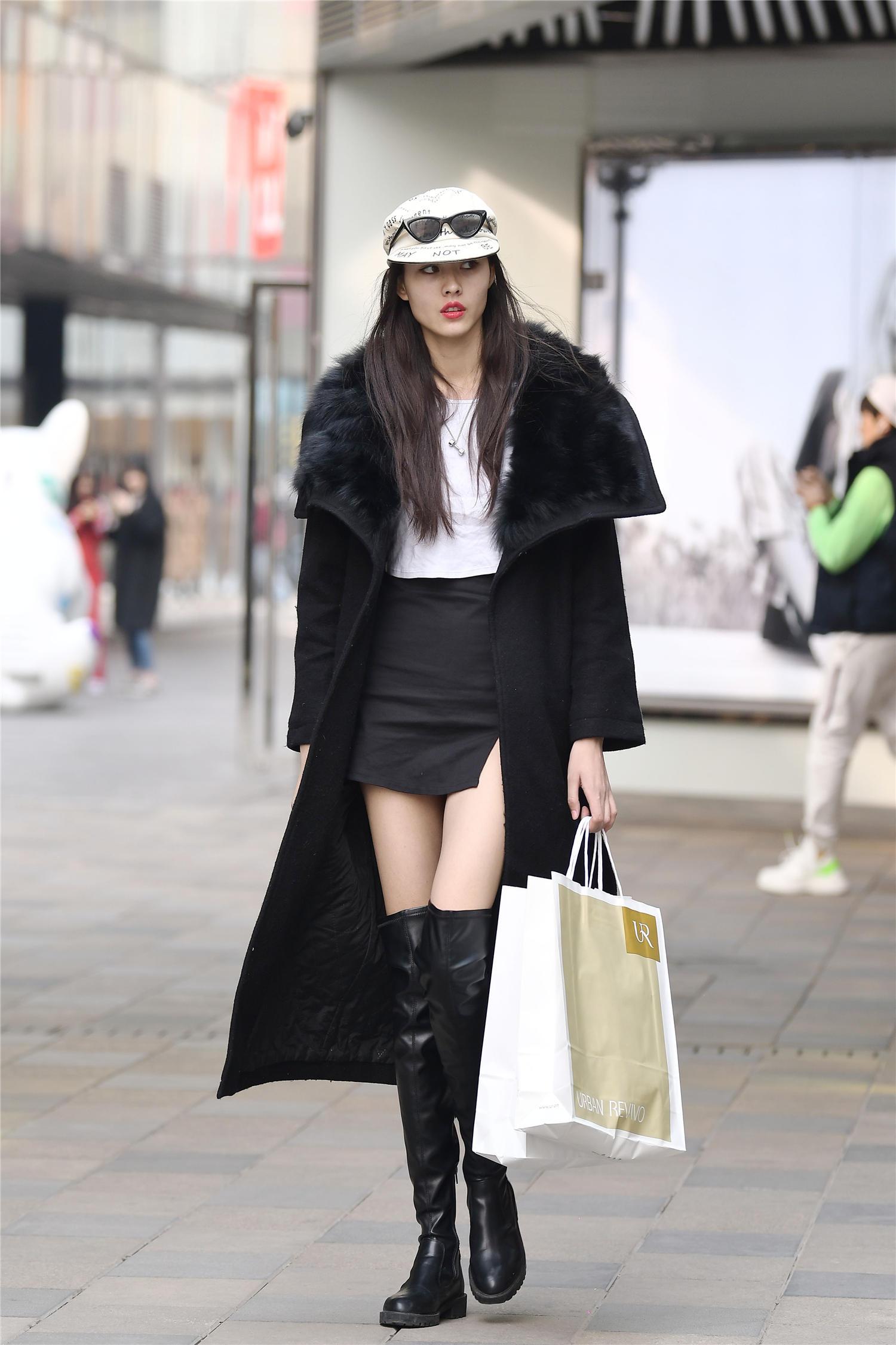 高腰裙搭配长筒皮靴一款风衣穿出风度春天穿着时尚漂亮