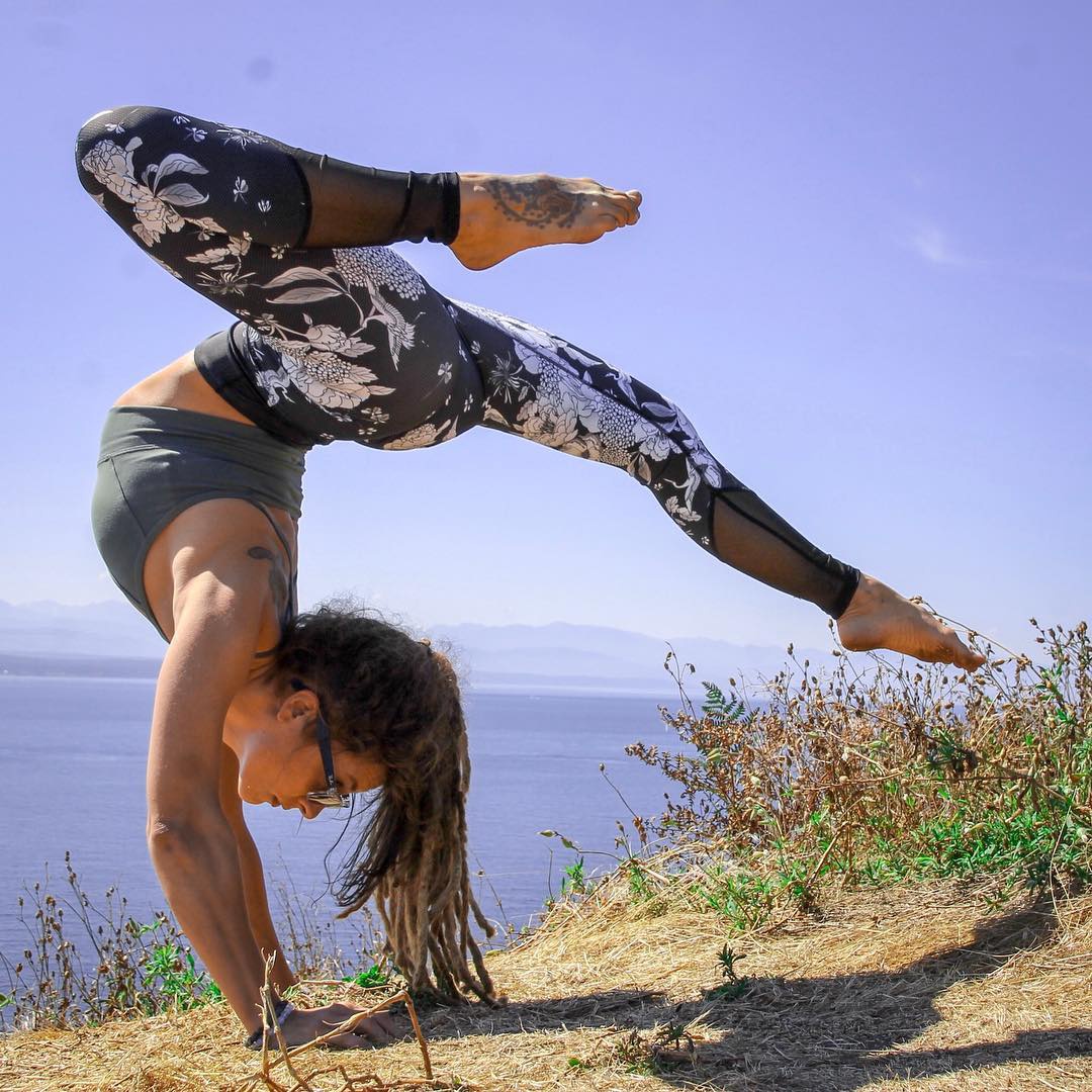 张含韵甜美可爱,一身淡绿色西服套装难掩曼妙身材,轻松美回18岁