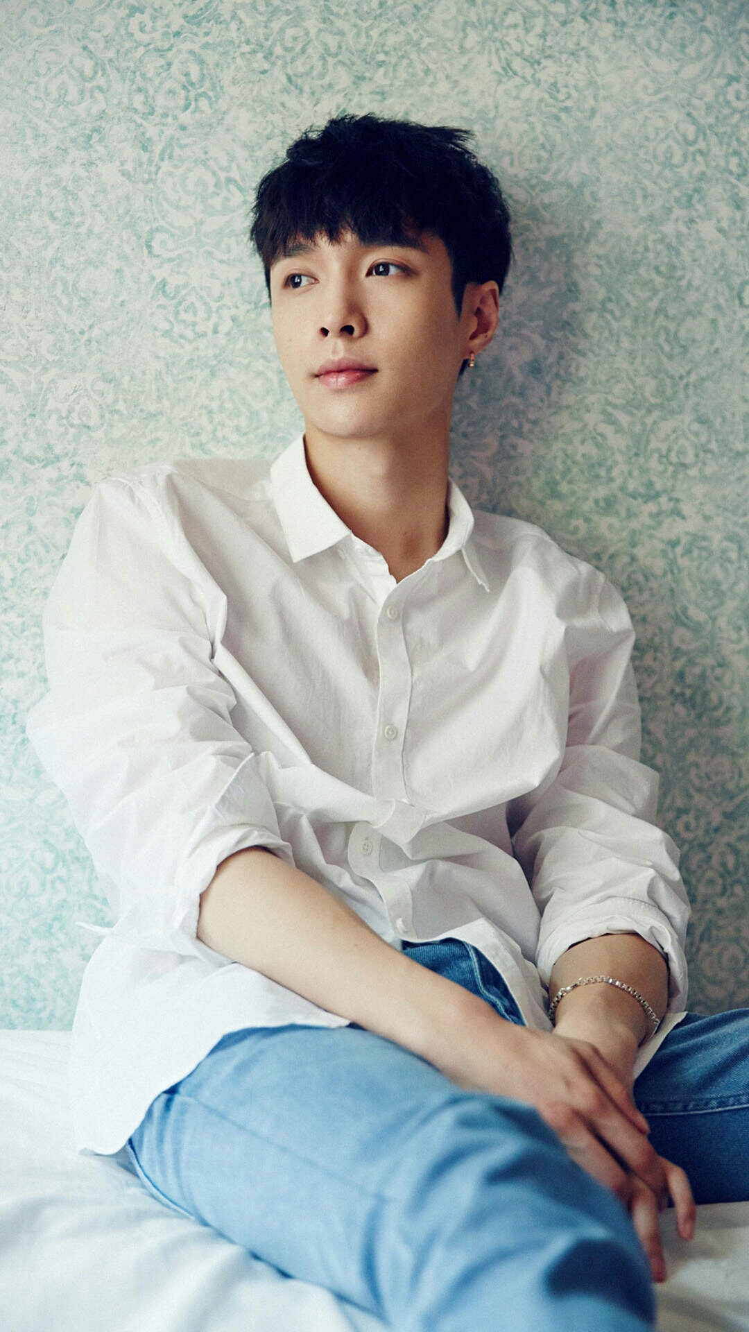 张艺兴白色衬衫慵懒迷人,完美诠释高贵公子风!