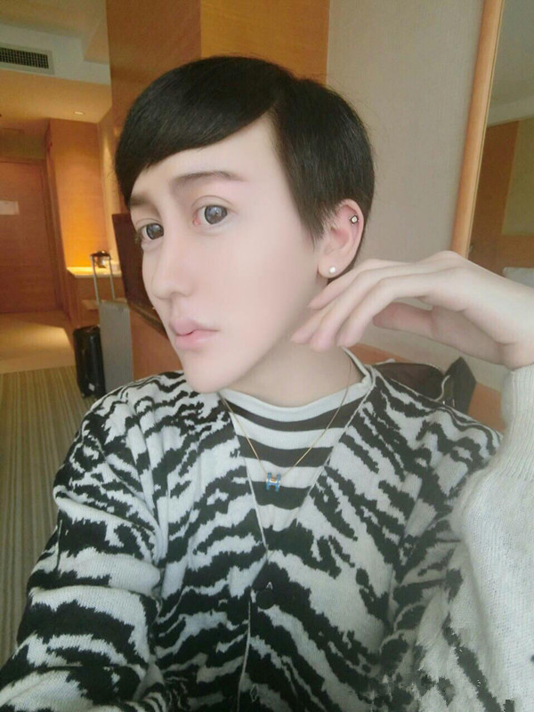 3,因下巴尖锐形如锥子而走红的蛇精男刘梓晨"蛇精男"刘梓晨走红凭的是