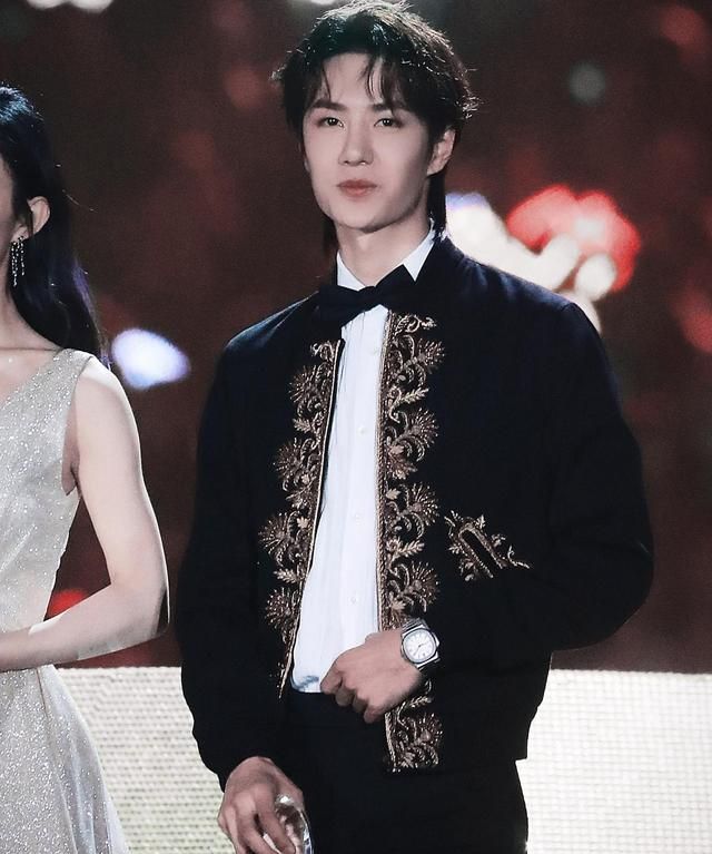 王一博和黄明昊,同样搭配黑色金边礼服,谁更胜一筹?