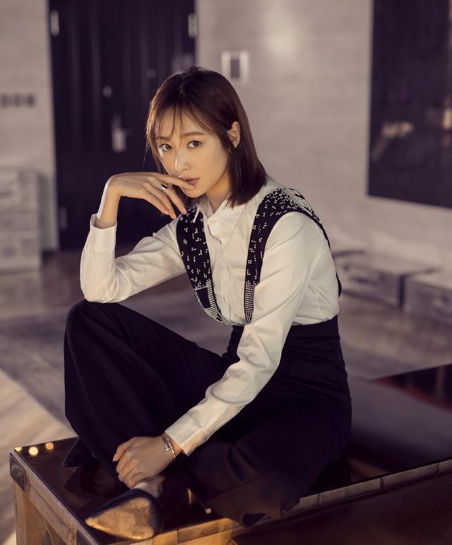 《如懿传》中她是魏嬿婉,今穿露肩黄色花朵仙女裙