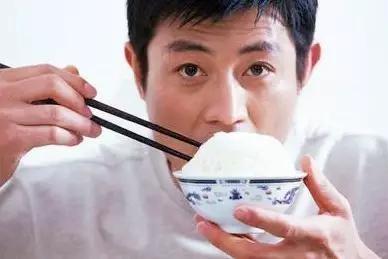 俄罗斯网友:中国人端碗行为有点粗鲁,西方人从不这样做!