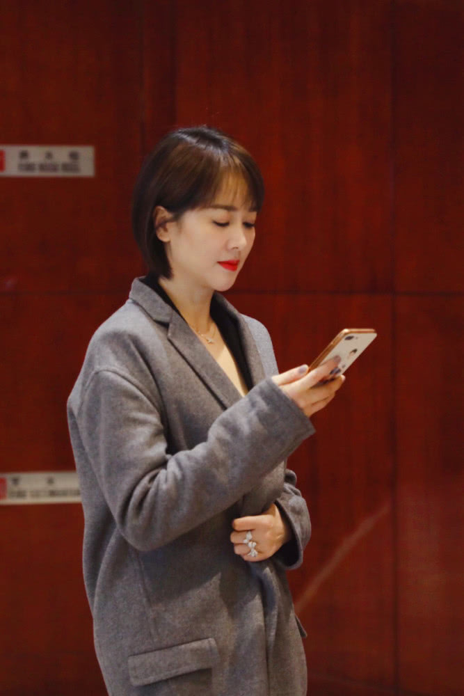 左小青驼色流苏大衣配运动夹克,短发清爽如少女