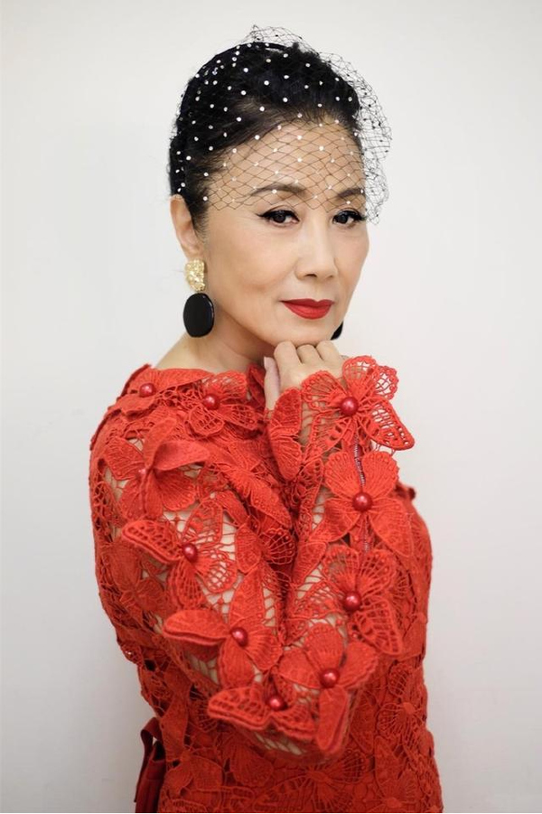 72岁汪明荃真是不服老!穿黑丝踩猫跟鞋,优雅前卫不输年轻后辈