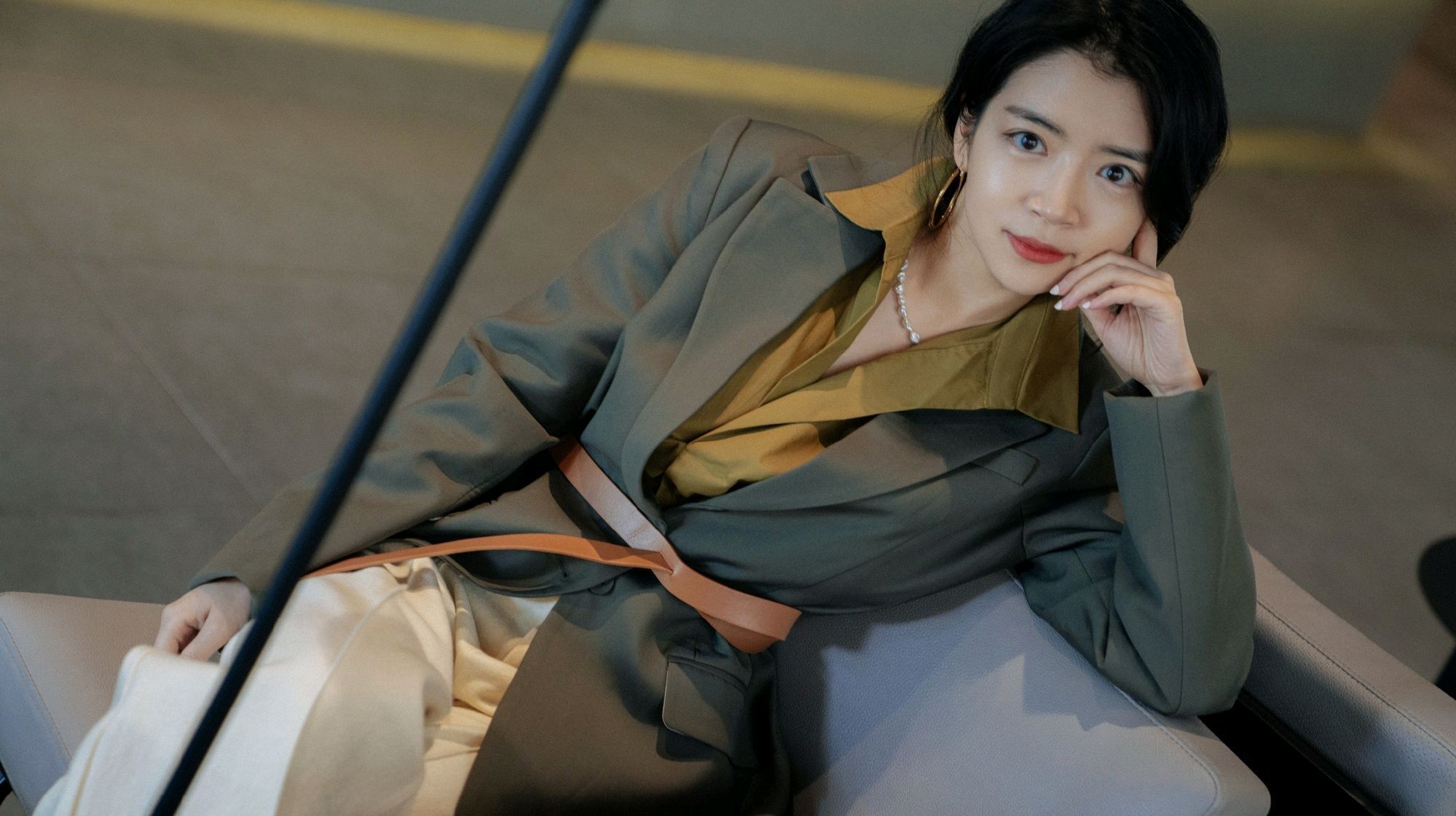 三木身穿灰色西装搭配"复古港风"衬衫,清新淡雅