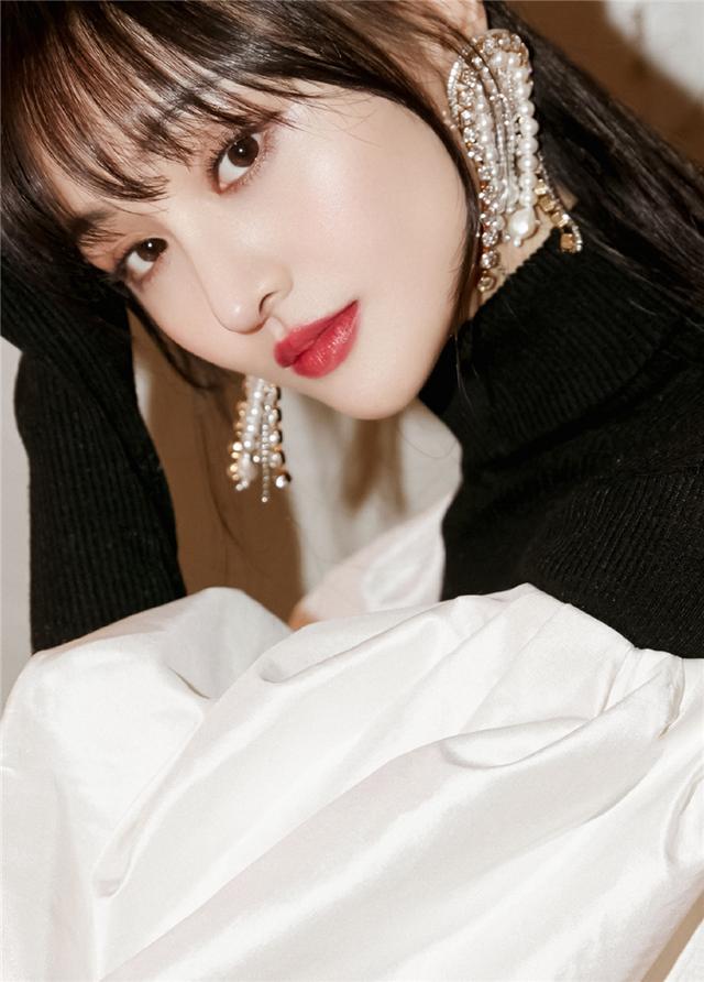 郑爽再回颜值巅峰!综艺首秀公主造型,回眸一笑让人大爱!