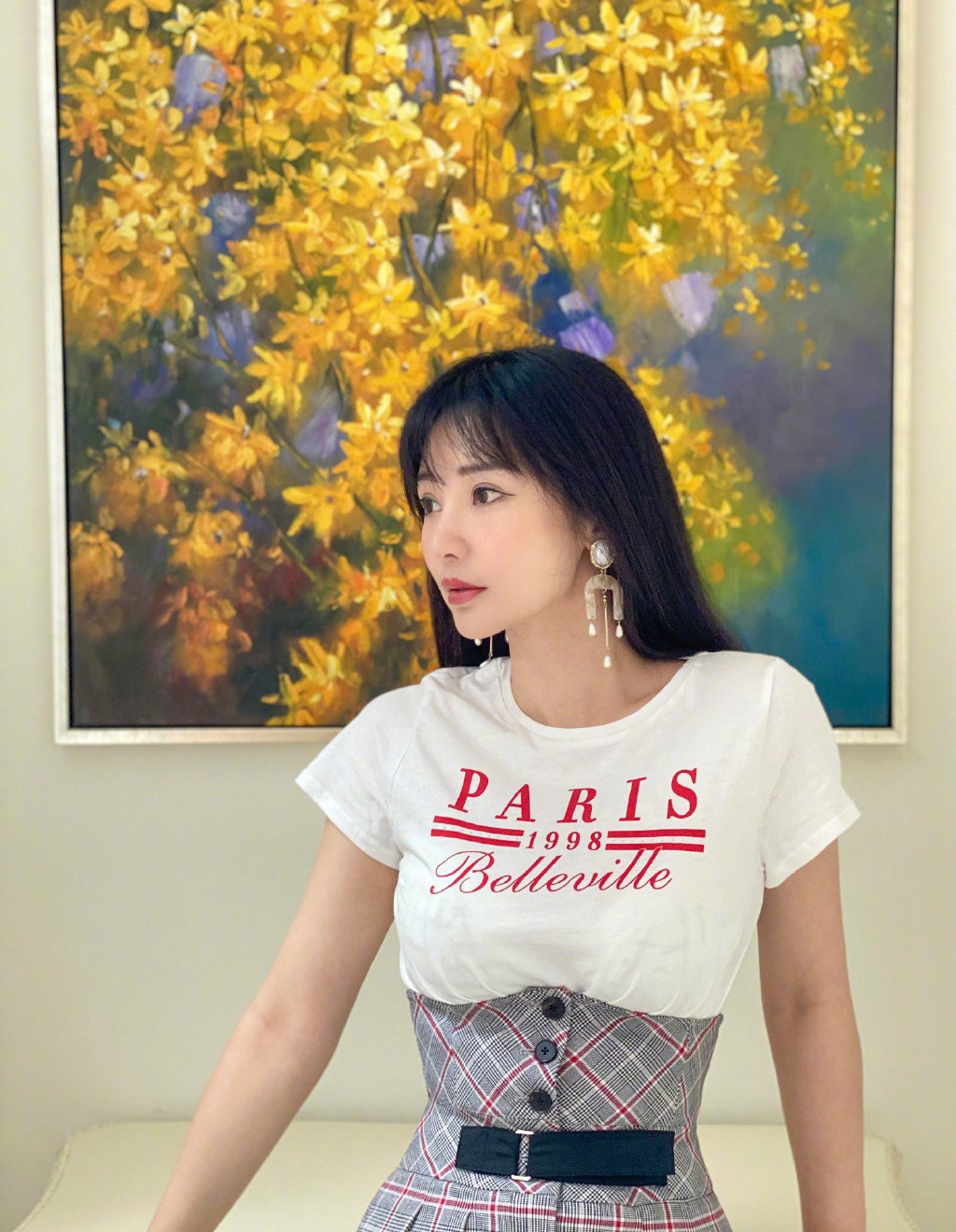 柳岩可真会穿,白色t恤配格纹高腰裤,凹出大长腿还秀了好身材