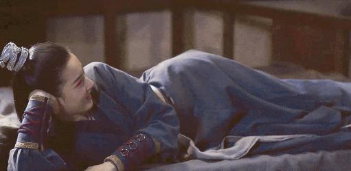 有种"美人卧"叫宋祖儿,谁注意她侧躺时腰身曲线,这谁顶得住?