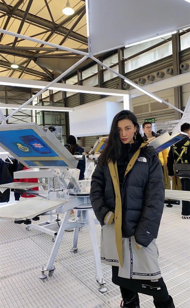 "中国最贵摄影师"陈漫,穿黑色泳装大秀性感身材,她才是超模