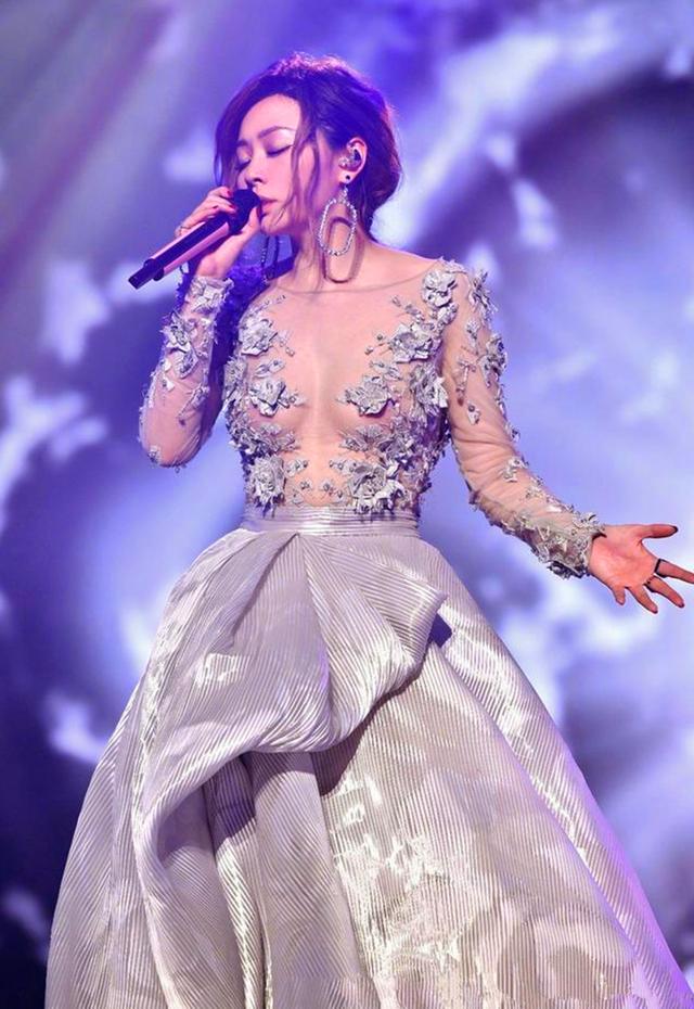 张靓颖改走性感路线,薄纱透明长裙深v到小腹,彻底放开大秀身材