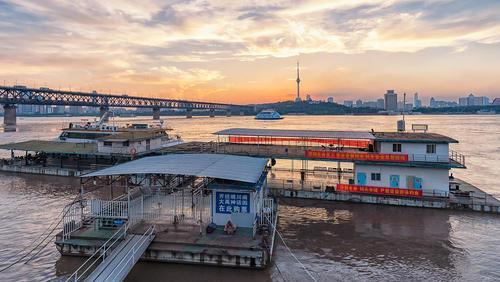 最值得推荐的是夜游长江,武昌红巷码头和汉口粤汉码头每晚都会鸣笛