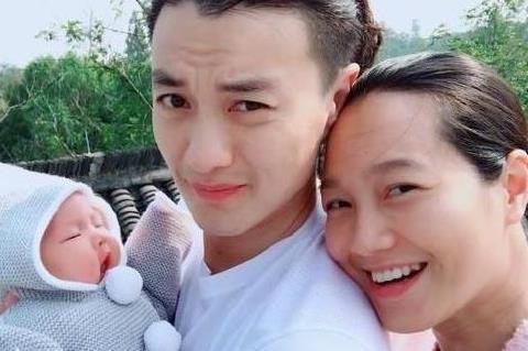 朱丹直播中被老公捏脸,表情娇羞秒变小女人,终于有点爱情的模样|周一围_新浪新闻
