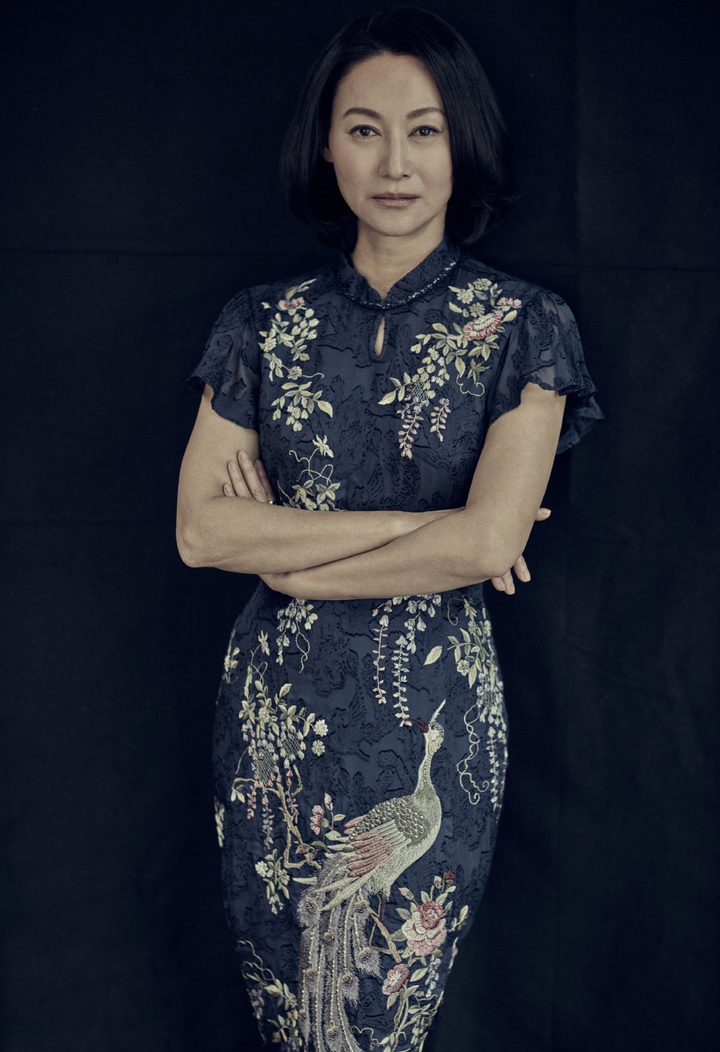 她60岁依旧未婚,今穿v领丝绒裙配灯芯绒西装,霸气不失小性感