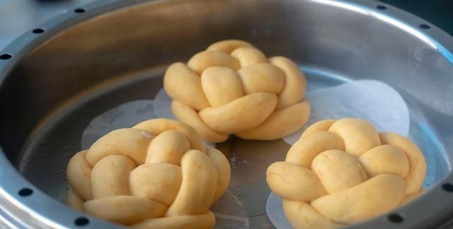 面食又出新做法,不油炸不煎饼,一压一盘出绣球