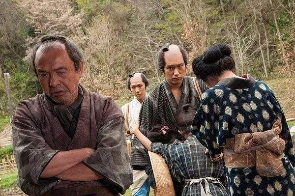 日本武士留过最神奇的发型:称为月代头,为何要把中间头发剃掉?