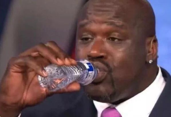 奥尼尔的手掌有多恐怖?喝矿泉水就像喝口服液,手机如同火柴盒!