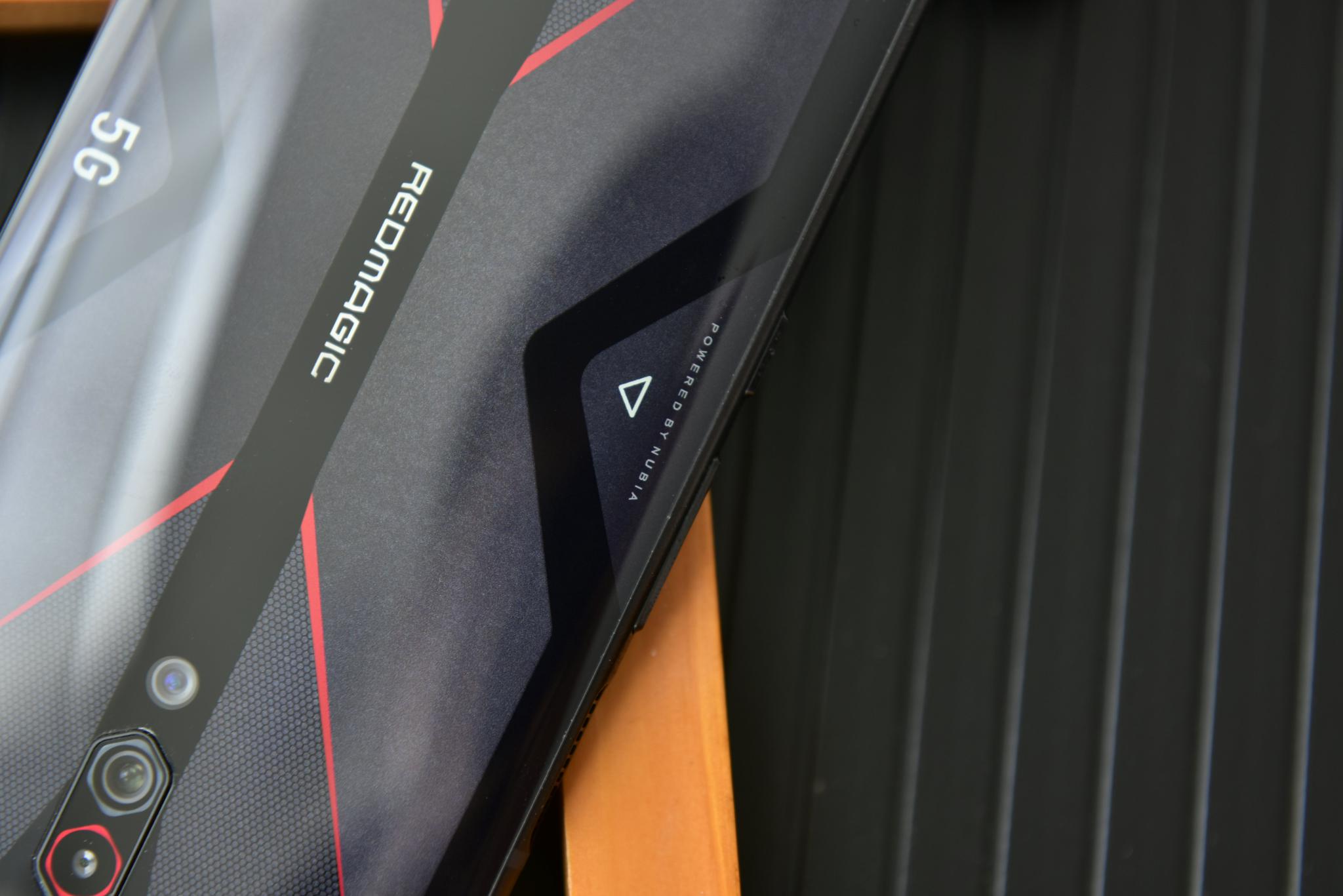 游戏手机不再需要半斤重!红魔5G“轻、快“带你上分吃鸡!