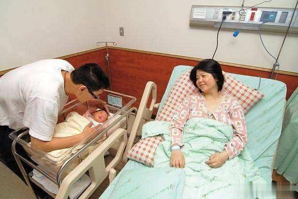 并且不愿意看孩子,想让张女士一个人在家看孩子,不要去上班了,没办法