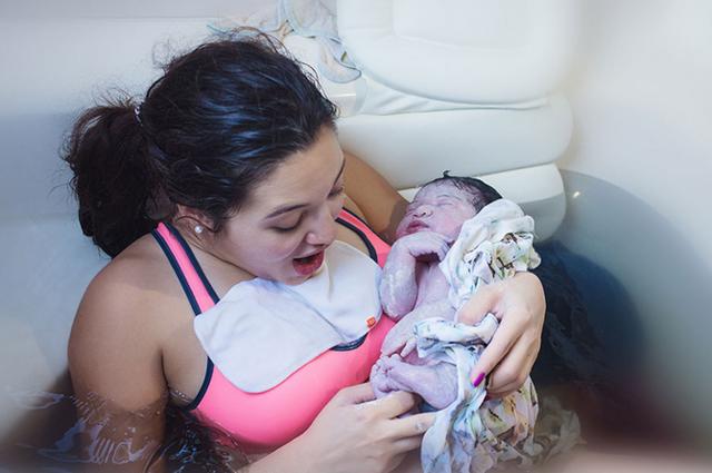 孕妇在自己家的浴缸里生孩子,摄影师拍下她生孩子的全过程