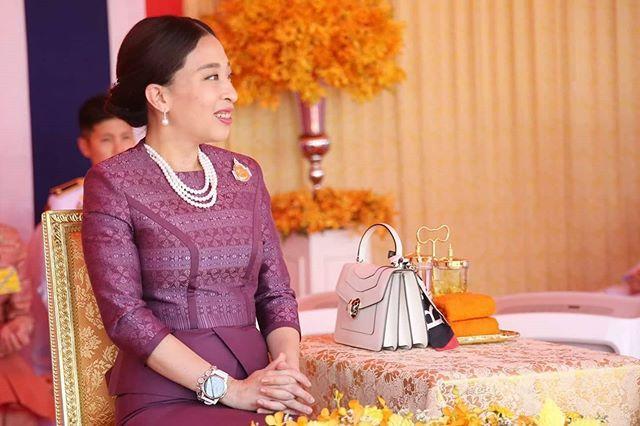 泰国国王62岁原配妻子坐轮椅亮相被抛弃太惨国王一直都超狠心