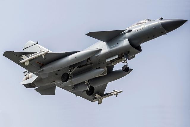 f-16战机意外坠毁,性能不如歼-10,米格-29,网友:飞行棺材!