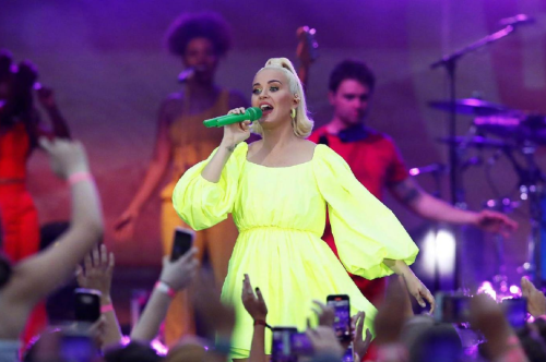 "水果姐"凯蒂·佩里挺孕肚唱歌,粉丝送上厕纸表示感谢