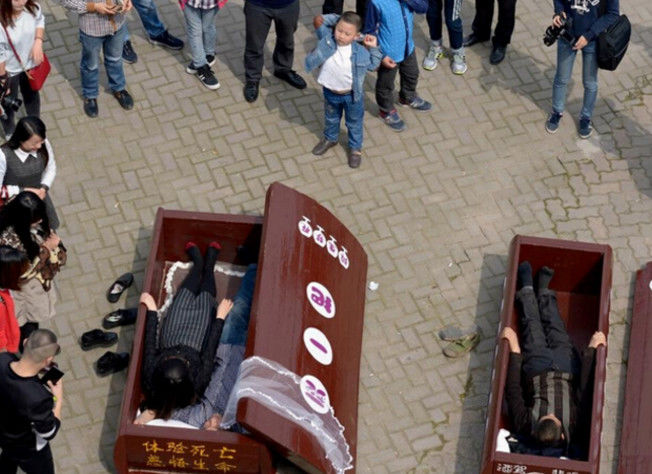 街头惊现棺材,一分钟好几百块,多人围观,体验死亡兴致高
