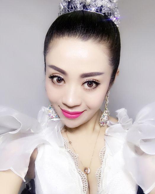 前妻近照曝光,穿泳装秀好身材,头戴鸡蛋花妆容精致|王小利|温美玲