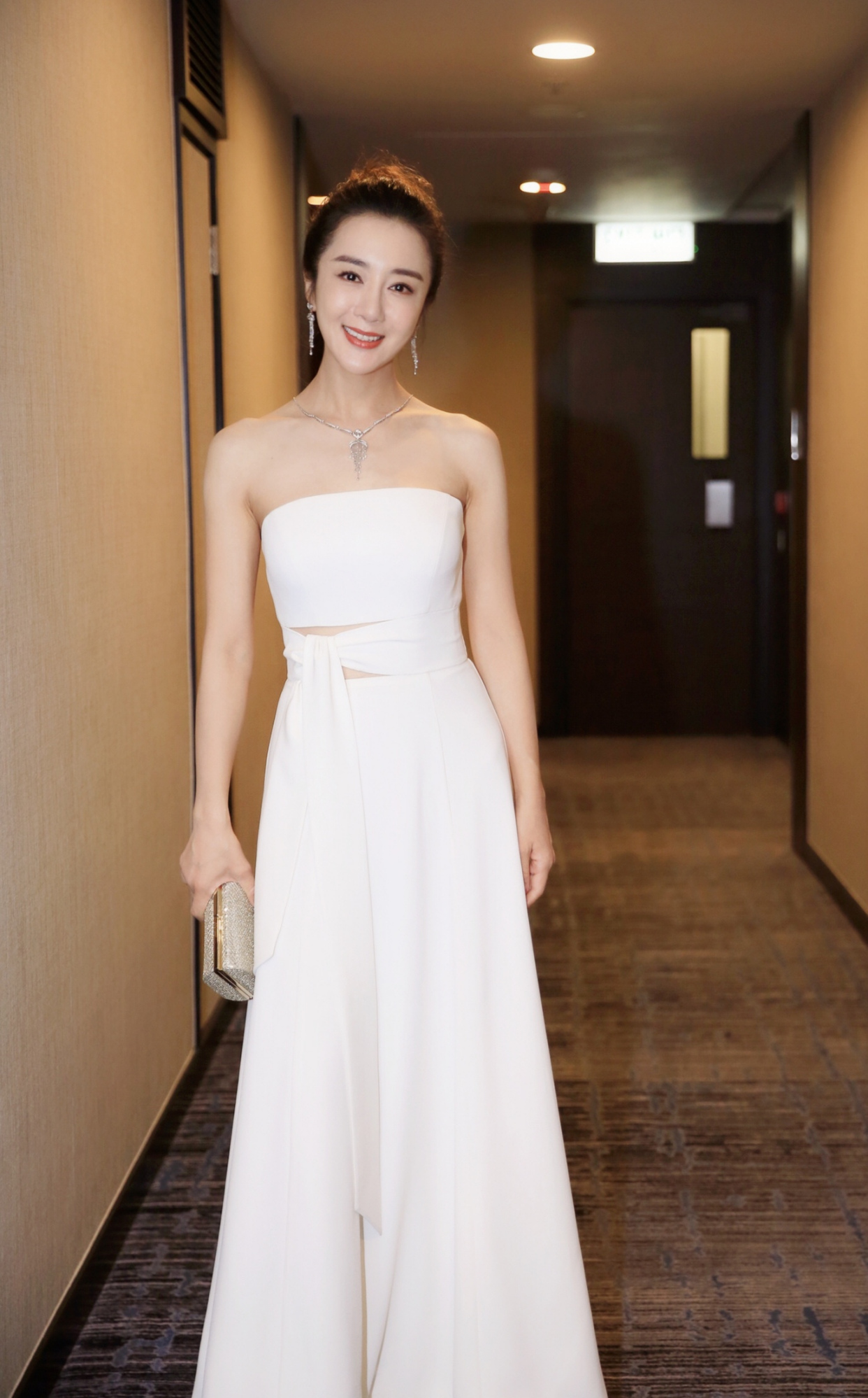 李依晓胖了更丰满,一袭白裙难掩玲珑身材,下巴看着却有些不自然