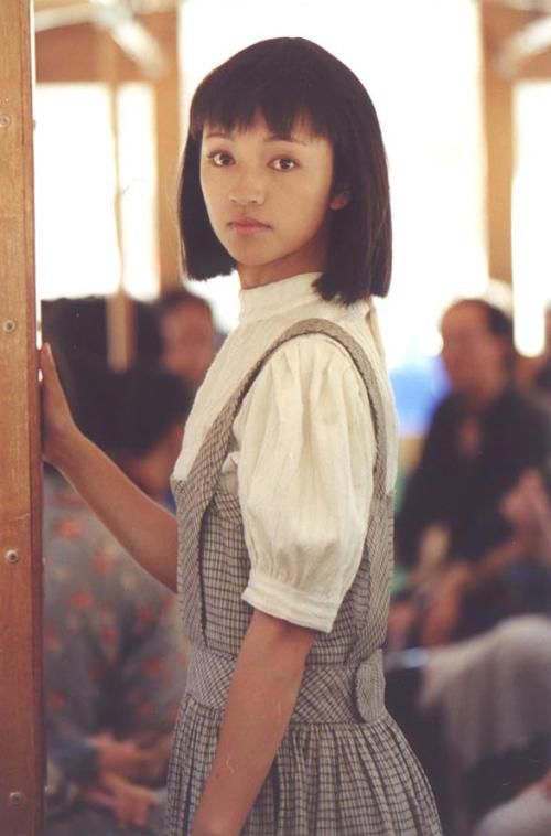 她27岁一夜成名长相平平,37岁嫁豪门,如今手握半个娱乐圈